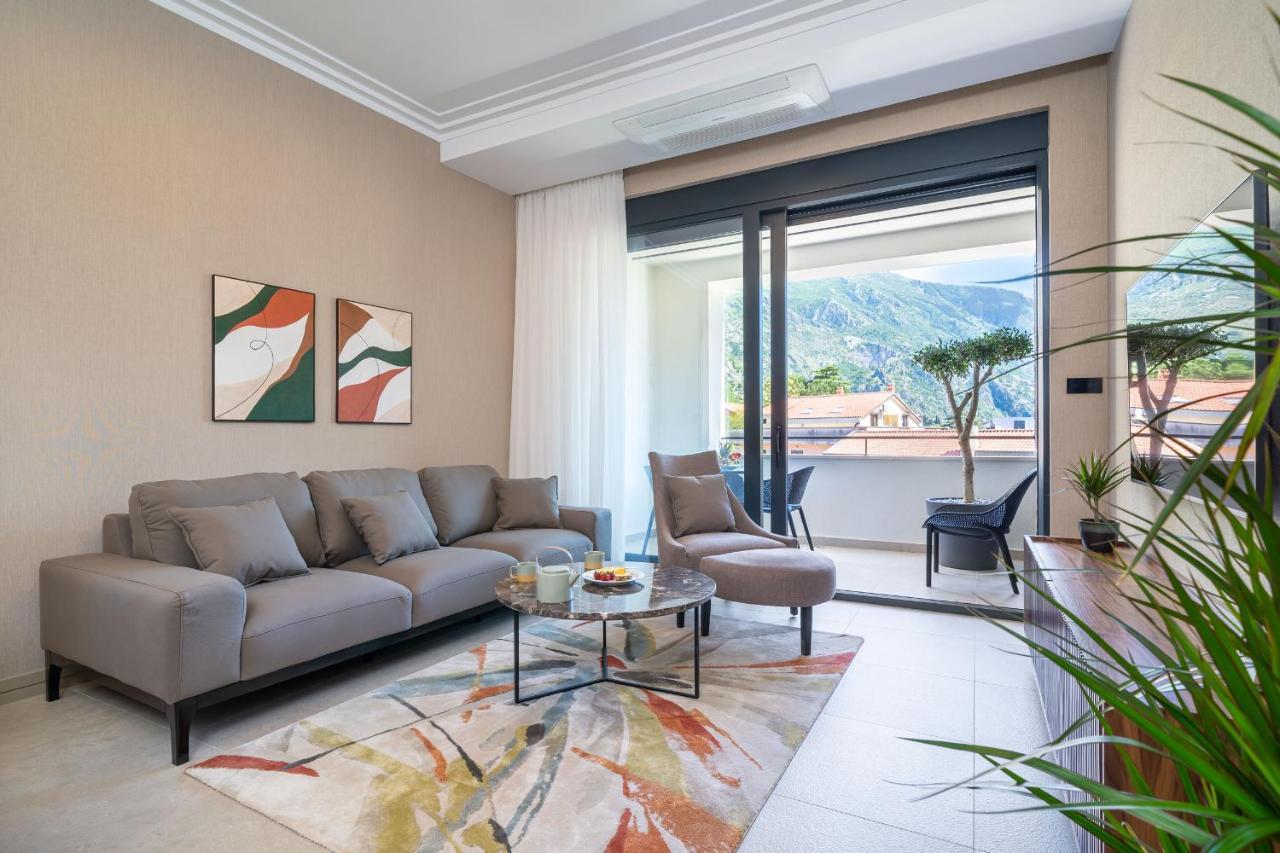 C Group Apartments Cattaro Esterno foto