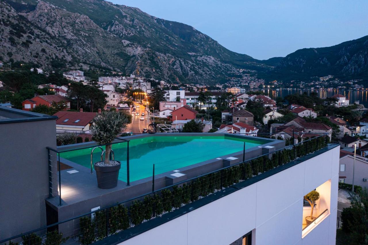 C Group Apartments Cattaro Esterno foto