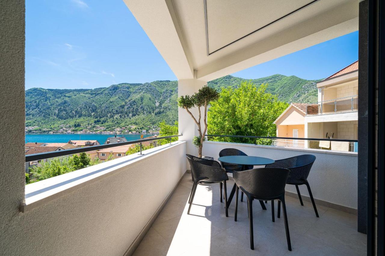 C Group Apartments Cattaro Esterno foto