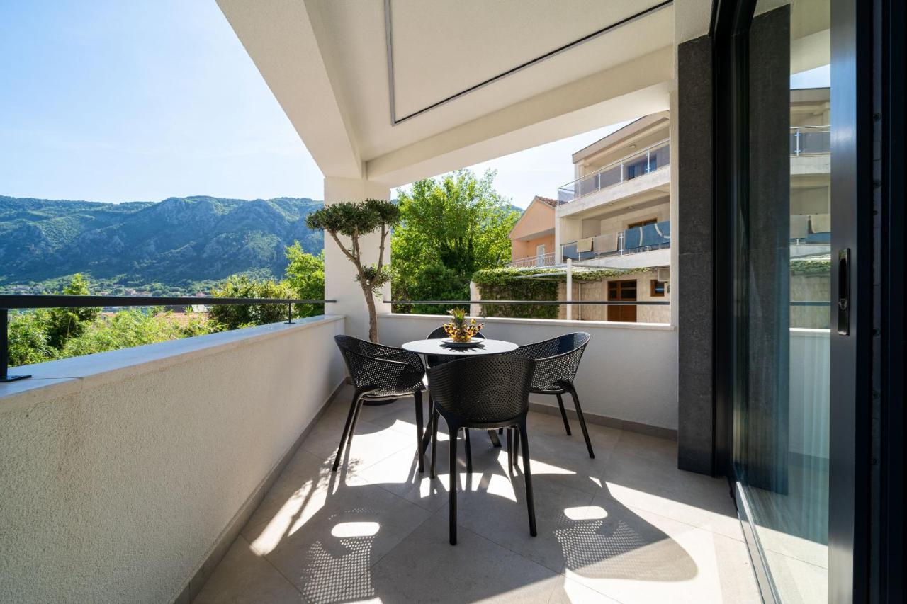 C Group Apartments Cattaro Esterno foto